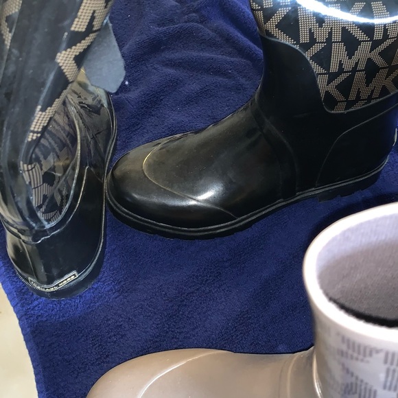 Two pairs of Micheal kor rain boots sizes 10 both - Picture 4 of 8